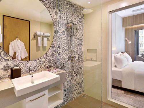 沙马林达Mercure Samarinda的一间带水槽和镜子的浴室