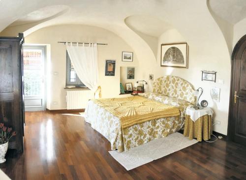 卡鲁2 bedrooms apartement with enclosed garden at Carru的一间卧室配有一张床和一张桌子