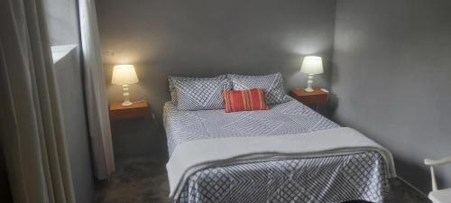 内尔斯普雷特13 @ Rhinoroad Nelspruit的一间小卧室,配有一张带两盏灯的床