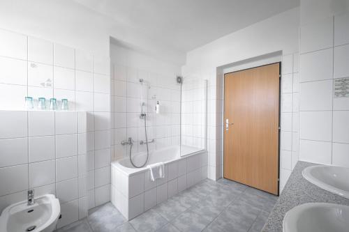 奥洛穆茨City inn Olomouc的带浴缸、卫生间和盥洗盆的浴室