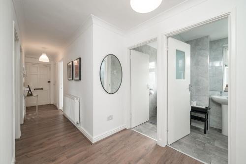 伍德福德格林Stunning flat In London on Central Line - sleeps 5的白色的浴室设有水槽和镜子