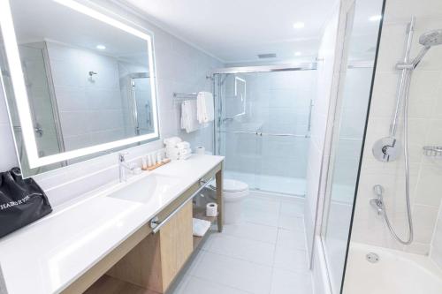西班牙港特立尼达丽笙酒店的白色的浴室设有水槽和淋浴。