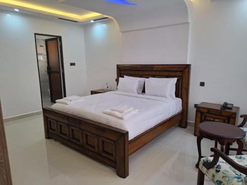 ThikaThe Sailors Address的一间卧室配有一张带镜子和桌子的床