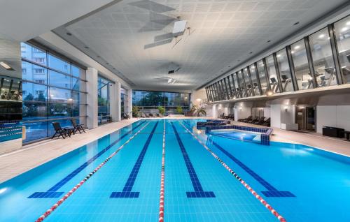 布加勒斯特雷迪森布加勒斯特酒店公园公寓式酒店的大楼内一个蓝色的大型游泳池