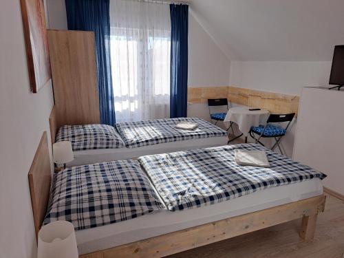 皮耶什佳尼Apartmány Amália的带窗户的客房内设有两张单人床。