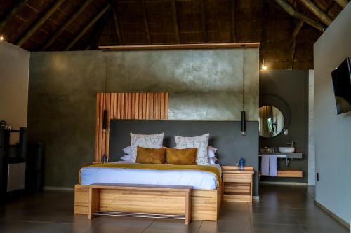 PelindabaLa Joya Lodge Conference Centre and Spa的一间卧室配有一张大床和木制床头板