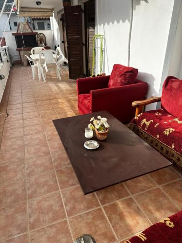 斯基亚索斯镇安吉拉旅馆的客厅配有沙发和桌子