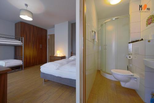 德兹维济诺Dom Wakacyjny MS Pro w Dźwirzynie的浴室设有床、卫生间和水槽。