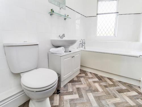 圣海伦斯2 Bed House by AV Stays Short Lets Merseyside的白色的浴室设有卫生间和水槽。