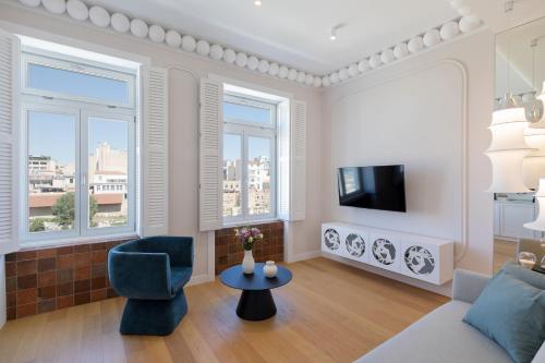 雅典Agora Suites的带沙发、电视和窗户的客厅
