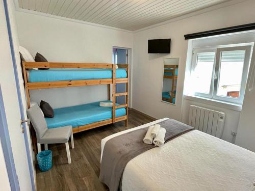 普拉亚德米拉Granny´s Guesthouse的一间卧室配有两张双层床和椅子