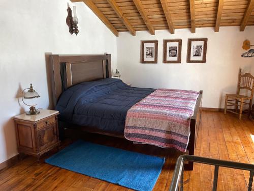 马尔旺Casa Pollard的一间卧室配有一张带蓝色棉被的床