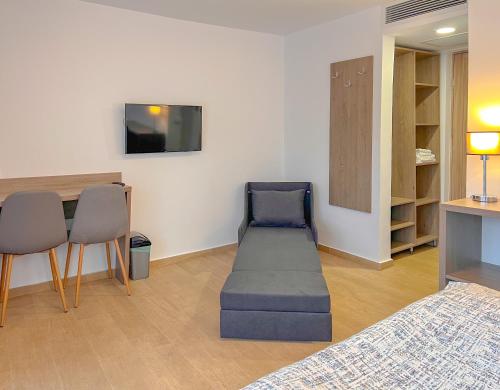 百乐·奥拉内斯蒂Aurora Rooms - 290m from Aqua Park的配有一张床和一张桌子及椅子的房间