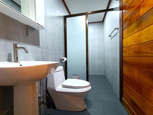 黎逸府Isaan Perazim Park的一间带水槽、卫生间和淋浴的浴室