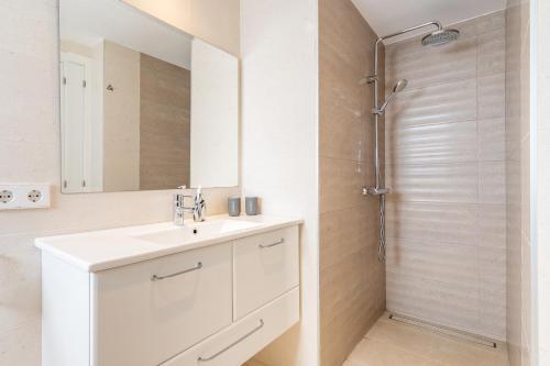埃尔托罗The Tower Villa的白色的浴室设有水槽和淋浴。