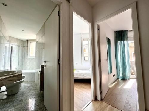 巴塞罗那House with terrace connected with Downtown&Airport的浴室设有通往卧室的门。