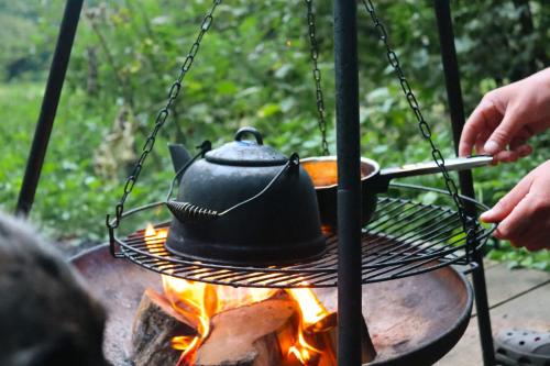 约克Sugi wooden pod的火上烤架上一顶帽子的人