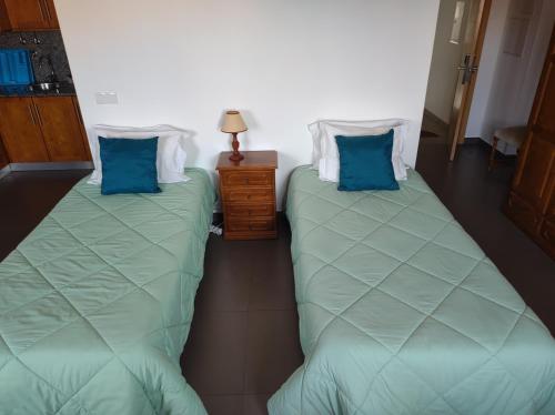 维亚纳堡Valentim House的两张睡床彼此相邻,位于一个房间里