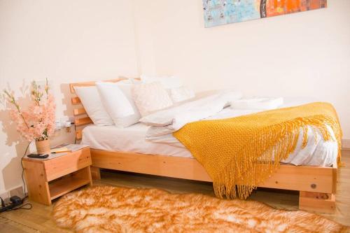 RuiruAdeti Homestay的一间卧室配有一张带橙色毯子的床
