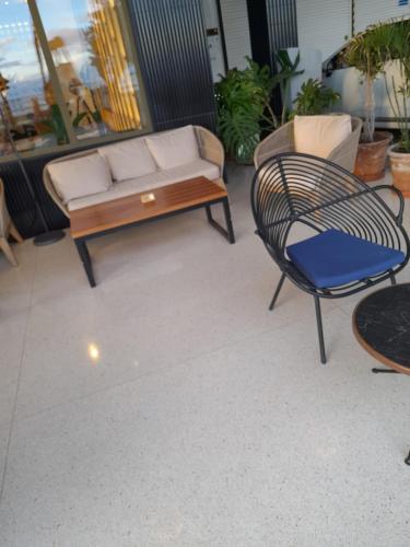 赫尔Business Accommodation 'Loft' Intimate的天井配有沙发、桌子和椅子