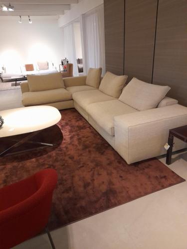 赫尔Business Accommodation 'Loft' Intimate的客厅配有白色沙发和红色椅子