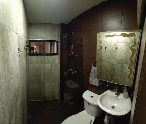 麦德林descanso的一间带卫生间和水槽的小浴室