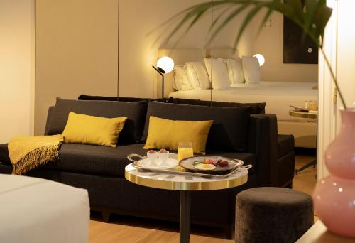 罗马伊丽莎白独特酒店|设计酒店™成员的客厅配有沙发和1张床