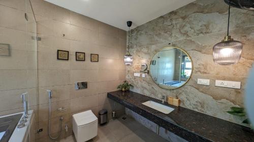 杜蒂戈林Mayilveedu Guest House的一间带水槽和镜子的浴室