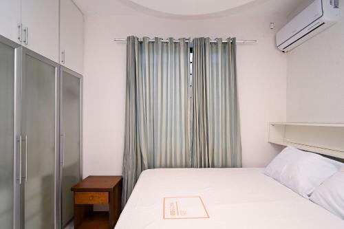 戈亚尼亚Casa Espaçosa com Jacuzzi e Churrasqueira RAU409的一间小卧室,配有床和窗户