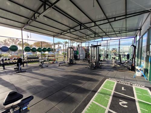 穆尔西亚Casa Amarillo Mar Menor Golf Resort的健身房设有跑步机和健身器材
