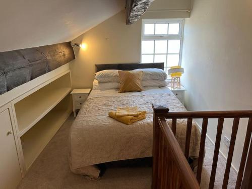 利兹Steeple View - A two bedroom 18th century cottage.的一间卧室设有一张床和一个窗口