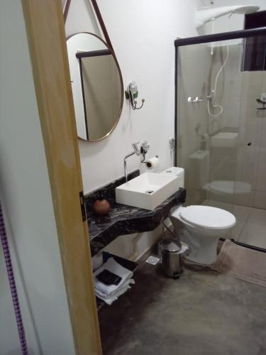 圣托梅-达斯莱特拉斯Chales Paraíso STL的一间带水槽、卫生间和镜子的浴室