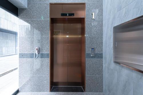 仁川市Incheon Airport Guest House King的电梯,浴室带电话