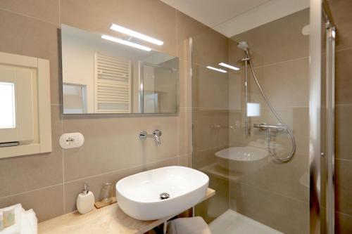 洛科罗通多Pietra Pesara的一间带水槽、卫生间和淋浴的浴室