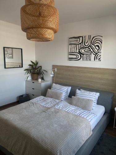 科希策Apartman pri Radnici的一间卧室配有一张床和盆栽植物