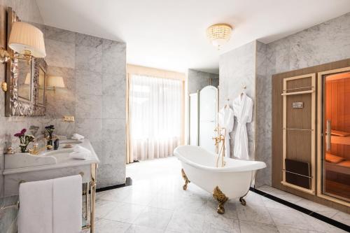 达沃斯Hotel Flüela Davos - The Unbound Collection by Hyatt的带浴缸和盥洗盆的浴室