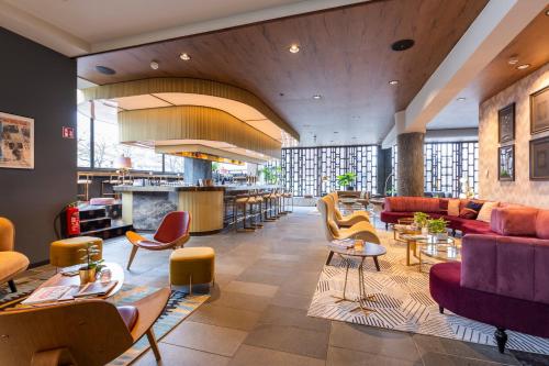 鹿特丹Fletcher Boutique Hotel Slaak-Rotterdam的带沙发和椅子的大堂以及酒吧