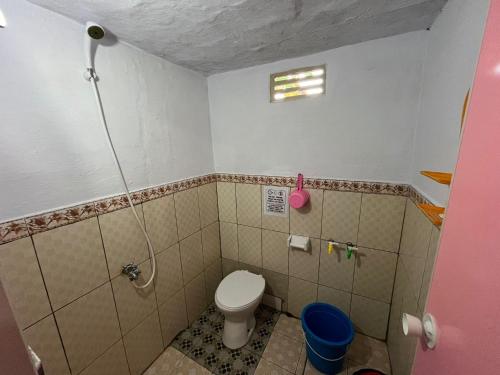 布纳肯EL Homestay Bunaken的一间带卫生间和淋浴的浴室