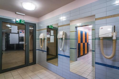 斯维诺乌伊希切Hotel ***NAT Świnoujście的浴室设有电梯,墙上设有电话
