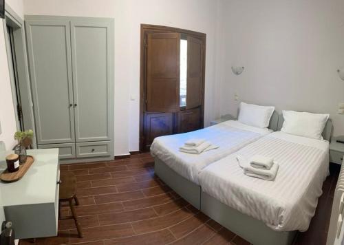 ProusósVia Ferrata Hotel的一间卧室配有一张床,上面有两条毛巾
