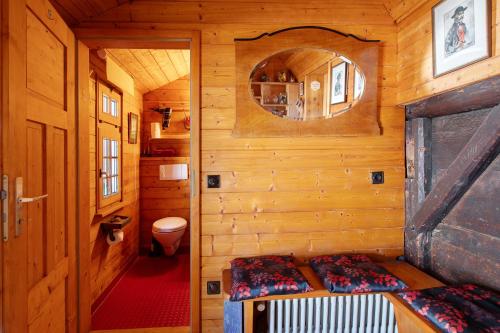 托特莫斯Schwarzwaldcasa的小木屋内带两张床的小房间