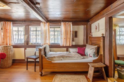 托特莫斯Schwarzwaldcasa的一间设有床铺的卧室,位于带窗户的房间内