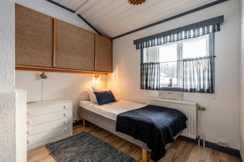 LövåsenLövåsgårdens Fjällhotell的一间小卧室,配有床和窗户