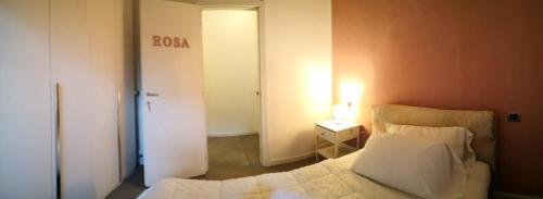 贝加莫Bergamo Centro Residence的一间卧室配有一张床,一扇门通往一个房间