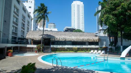 卡塔赫纳Hotel Bahia Cartagena的一座位于城市的大型游泳池,