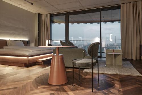 杜塞尔多夫The Zipper Hotel und Apartments的卧室配有一张床和一张桌子及椅子