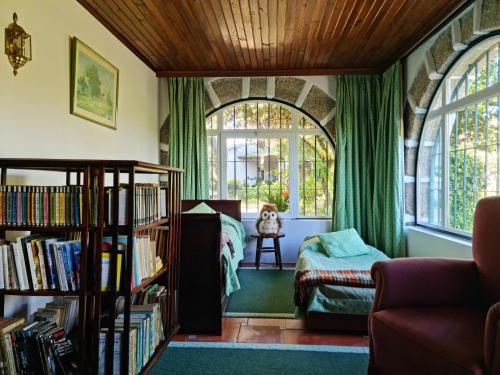Quinta da Mochada的一间房间,配有一张床和一个书架,书架上摆放着书籍
