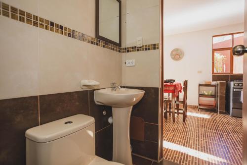 乌鲁班巴Kutimuy Lodge的浴室配有白色卫生间和盥洗盆。