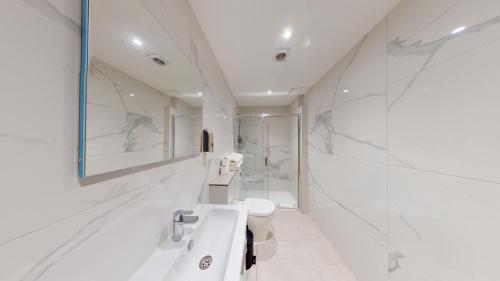 伦敦MSK Hotel 82的白色的浴室设有2个盥洗盆和1个卫生间。