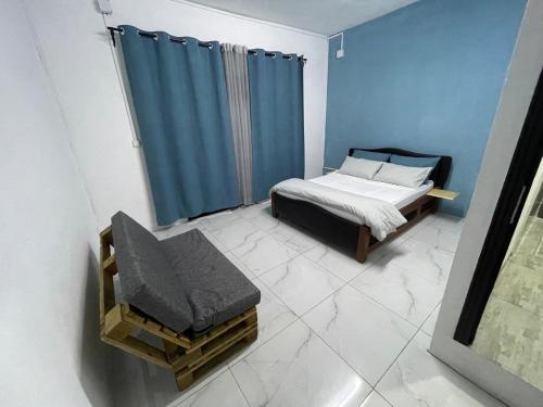 安齐拉贝Dream's Hotel的一间卧室配有床和蓝色窗帘